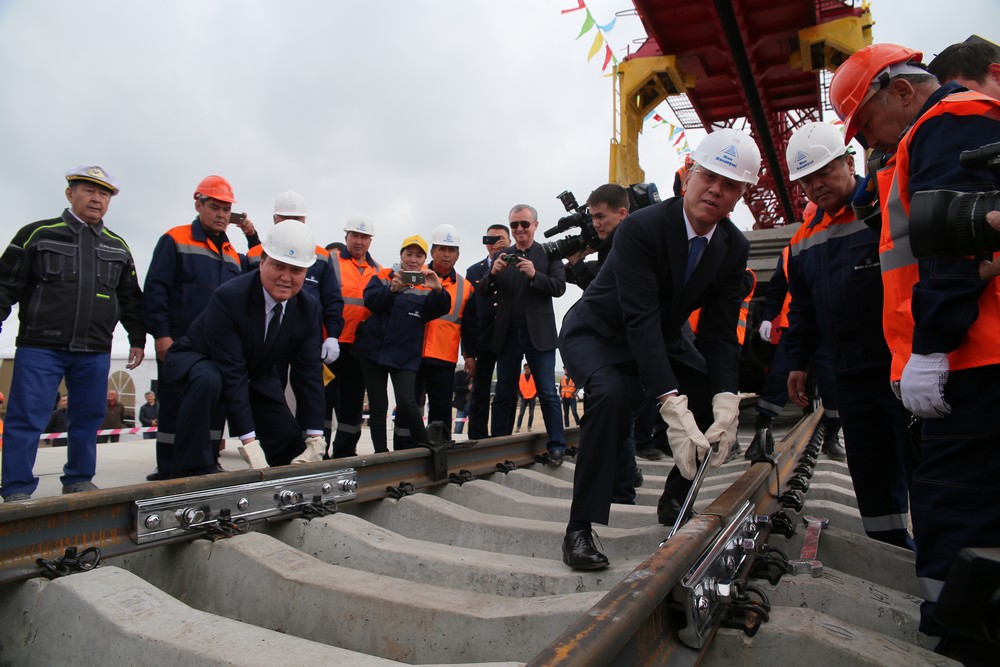 Первые отечественные рельсы уложены на строящейся ветке Алматы – Шу