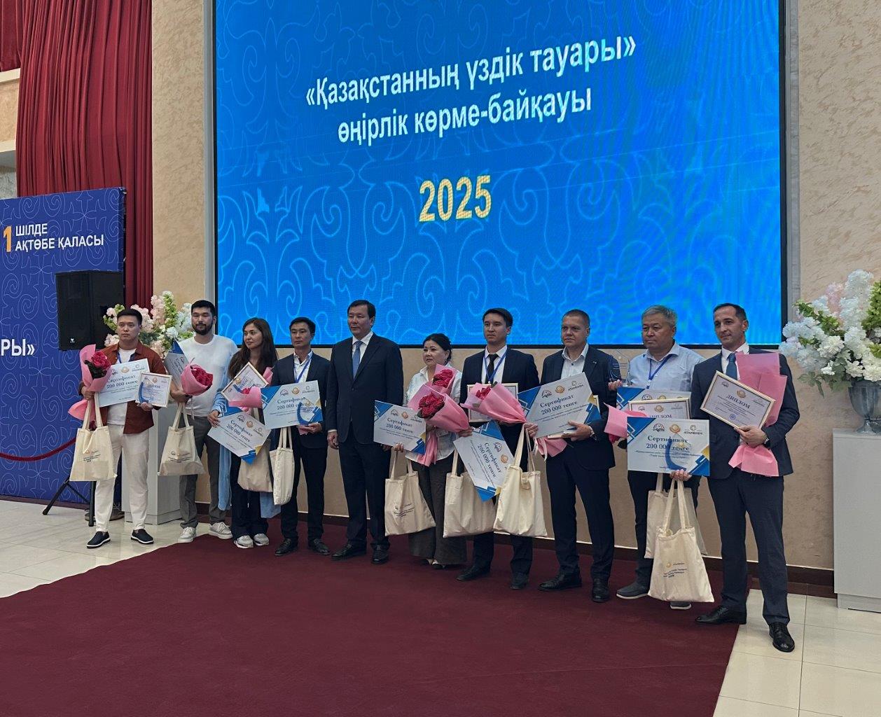 Әйелдердің сүті бар кеуделері Әкесі ұлына гей порносын үйретеді