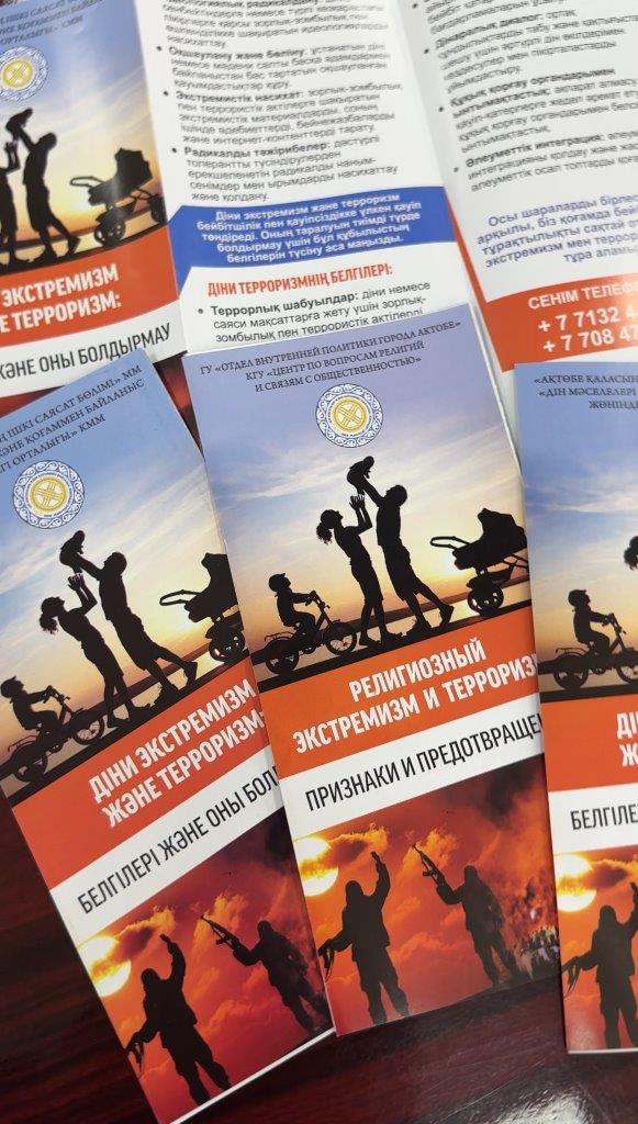 Ақ трусиктер мен ақ көкірекшедегі сексуалды аққұбалардың фотосуреттері